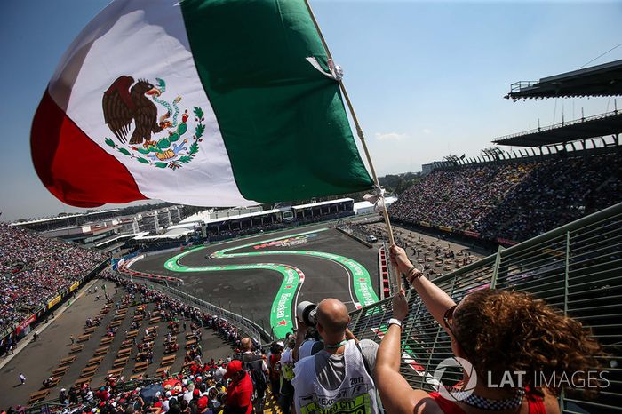 Lewis Hamilton, Mercedes-Benz F1 W08  pasa a los fans