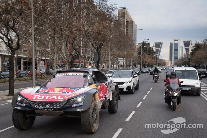 Carlos Sainz, Lucas Cruz, Peugeot Sport en las calles de Madrid