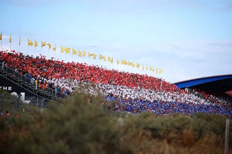 Les supporters forment les couleurs du drapeau néerlandais