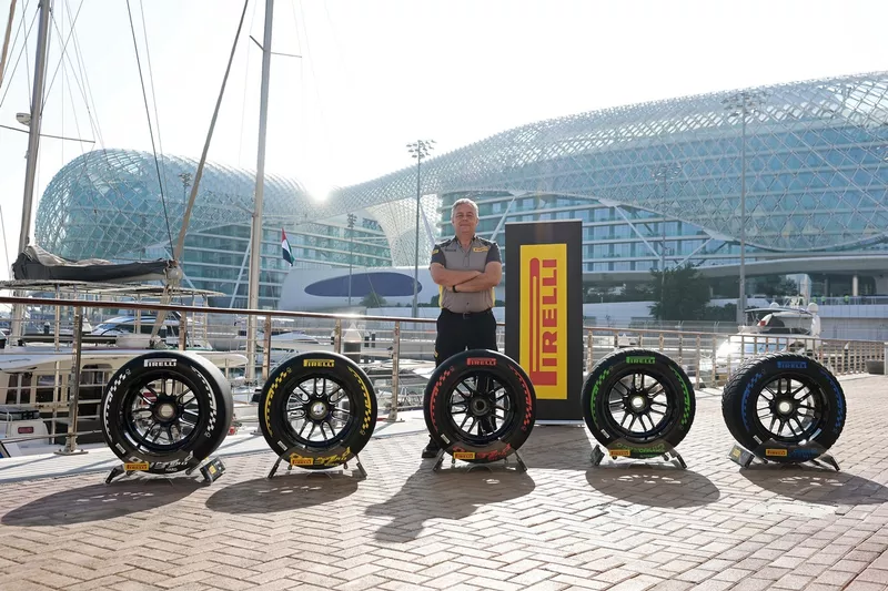 Mario Isola, responsable de la compétition de Pirelli, avec les pneus 2026