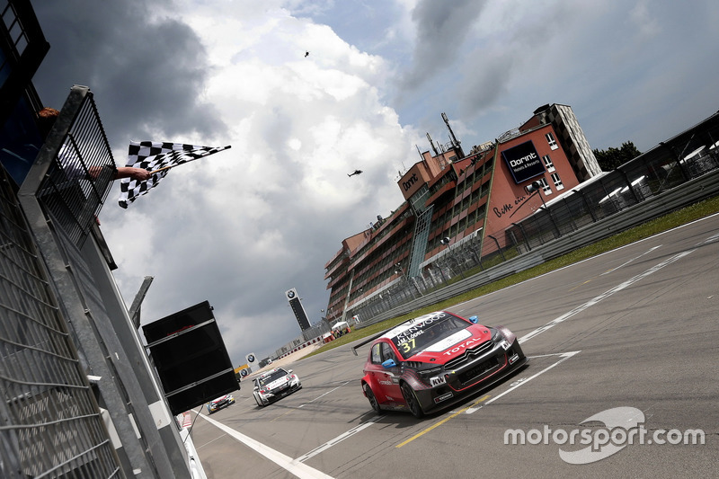 Checkered flag for José María López, Citroën World Touring Car Team, Citroën C-Elysée WTCC