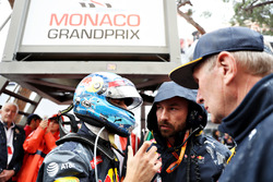 Даніель Ріккардо, Red Bull Racing на стартовій прямій розмовляє з гоночним інженером Саймоном Ренні