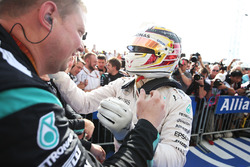 Race winner Lewis Hamilton, Mercedes AMG F1 celebrates with the team in parc ferme