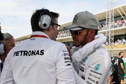 Lewis Hamilton, Mercedes AMG F1 et Andrew Shovlin, ingénieur Mercedes AMG F1