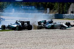 Lewis Hamilton, Mercedes AMG F1 W07 Hybrid y Nico Rosberg, Mercedes AMG F1 W07 Hybrid chocan en la p