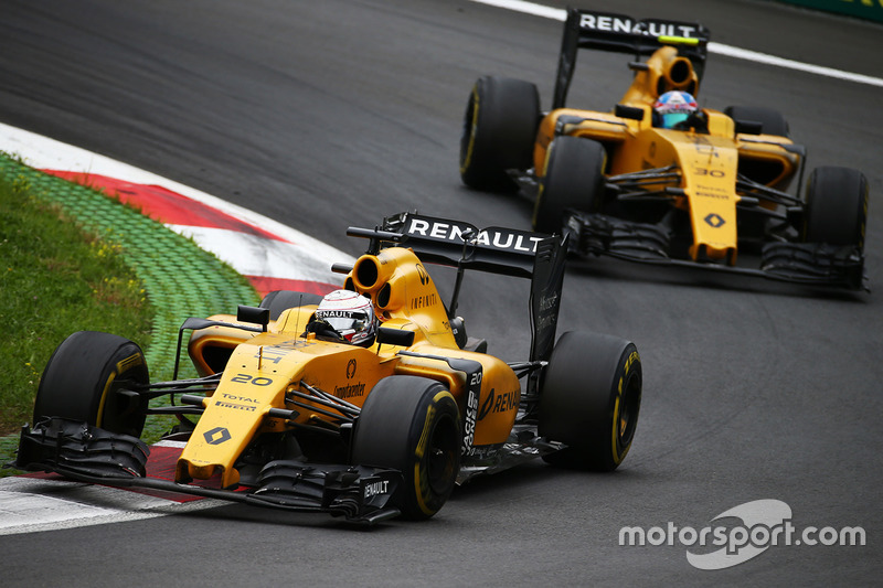 Kevin Magnussen, Renault Sport F1 Team RS16 memimpin rekan setim Jolyon Palmer, Renault Sport F1 Tea