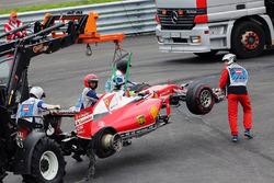 Себастьян Феттель, Ferrari SF16-H сходит после взрыва покрышки