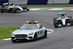 Nico Rosberg, Mercedes AMG F1 W07 Hybrid aan de leiding achter de safety car