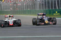 Esteban Gutierrez, Haas F1 Team VF-16 et Daniil Kvyat, Scuderia Toro Rosso STR11 en lutte pour une position