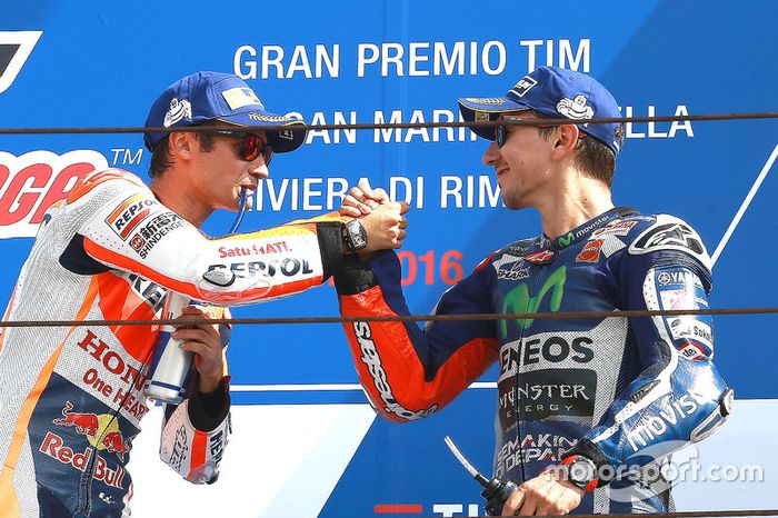 Lorenzo felicita a Pedrosa en el podio de Misano 2016