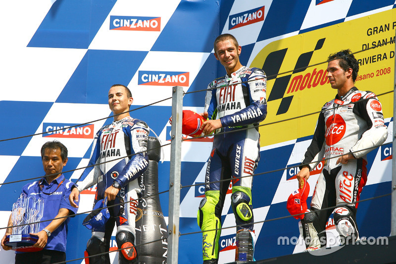 Podio: il vincitore Valention Rossi, Yamaha; secondo Jorge Lorenzo, Yamaha; terzo Toni Elias, Pramac