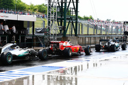 Льюїс Хемілтон, Mercedes AMG F1 W07 Hybrid випереджає Кімі Райкконена, Ferrari SF16-H та Ніко Росбер