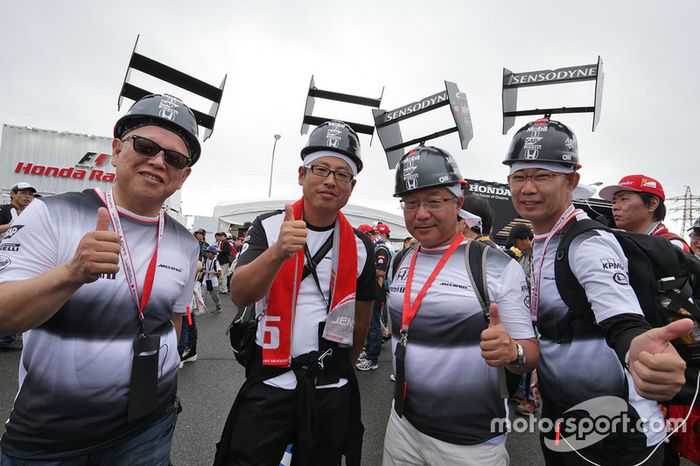 Obviamente, na terra da Honda os torcedores da McLaren estavam presentes.