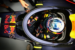 Daniel Ricciardo, Red Bull Racing RB12 met het aeroscreen