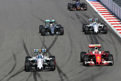 Valtteri Bottas, Williams FW38 en Kimi Raikkonen, Ferrari SF16-H