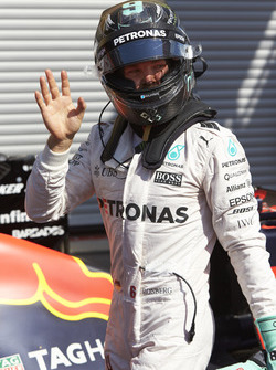 Нико Росберг, Mercedes AMG F1 W07 Hybrid празднует поул-позицию