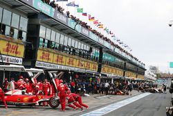 Sebastian Vettel, Ferrari SF16-H en los pits