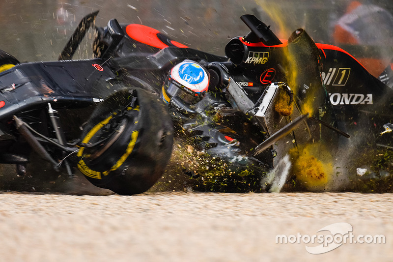 Fernando Alonso, McLaren MP4-31 subit un terrible accident