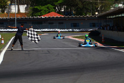 Marcel Coletta recebe bandeirada em Interlagos