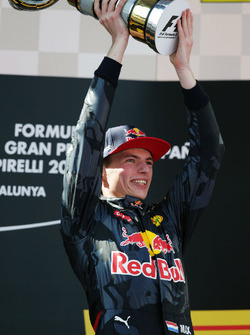 Ganador de la carrera Max Verstappen, Red Bull Racing celebra en el podio