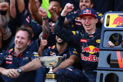 Первое место - Макс Ферстаппен, Red Bull Racing празднует с командой