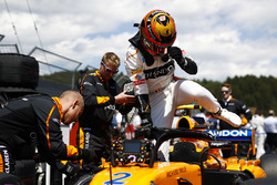 Stoffel Vandoorne, McLaren, arrives on the grid