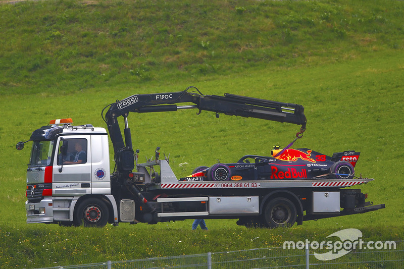 Эвакуация автомобиля RB14 Макса Ферстаппена, Red Bull Racing