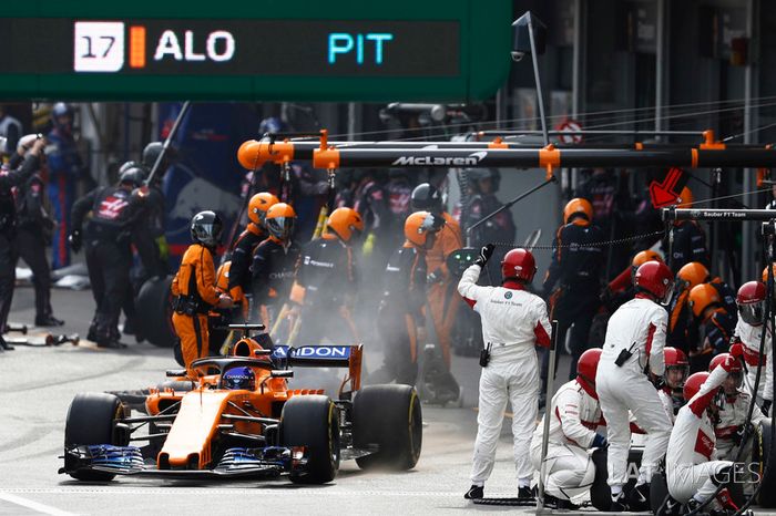Fernando Alonso, McLaren MCL33 Renault, sale de pits