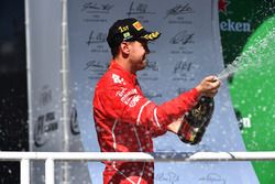Podio: ganador de la carrera Sebastian Vettel, Ferrari