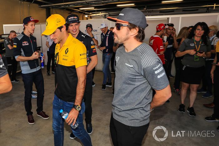 Fernando Alonso, McLaren y Carlos Sainz Jr., Scuderia Toro Rosso en el desfile de pilotos