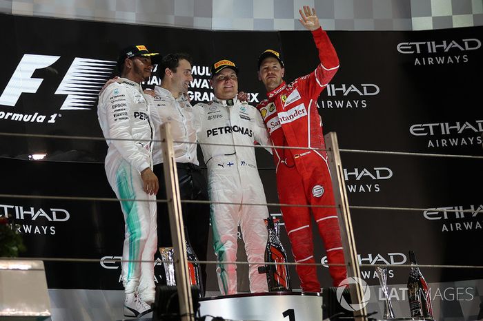 Podio: ganador de la carrera Valtteri Bottas, Mercedes AMG F1, segundo lugar Lewis Hamilton, Mercedes AMG F1, tercer lugar Sebastian Vettel, Ferrari