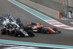 Stoffel Vandoorne, McLaren MCL32, en lutte avec Kevin Magnussen, Haas F1 Team VF-17, au départ