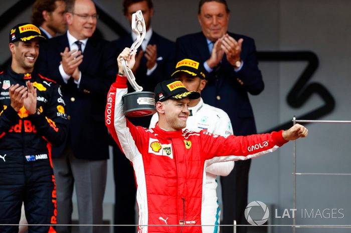 Podio: segundo lugar Sebastian Vettel, Ferrari, levanta su trofeo