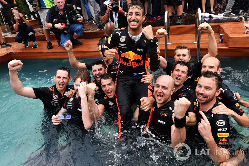 A Red Bull fergeteges monacói medencés partija