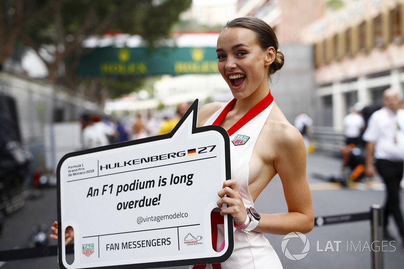 A grid girl holds a message board for Nico Hulkenberg, Renault Sport F1 Team