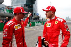 Pole de Sebastian Vettel, Ferrari, habla con Kimi Raikkonen, Ferrari