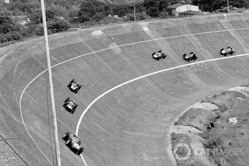 Tony Brooks, Ferrari Dino 246 devant Stirling Moss, Cooper T51 Climax