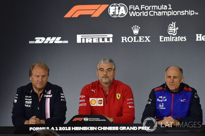 Robert Fearnley, subdirector del equipo Force India F1, Maurizio Arrivabene, director de Ferrari, y Franz Tost, director de Toro Rosso, en la rueda de prensa de la FIA