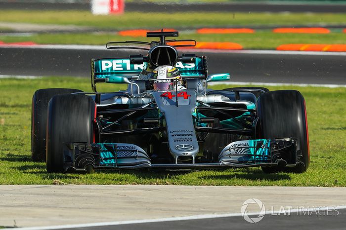 Lewis Hamilton, Mercedes-Benz F1 W08 se sigue hacia el césped