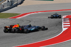 Valtteri Bottas, Mercedes-Benz F1 W08 and Daniel Ricciardo, Red Bull Racing RB13 battle