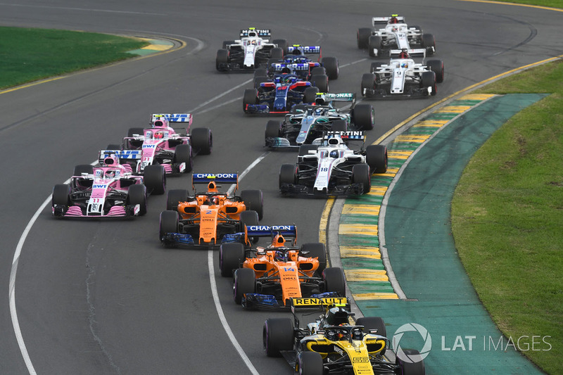 Carlos Sainz Jr., Renault Sport F1 Team R.S. 18 et Fernando Alonso, McLaren MCL33 au départ