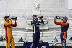 Ryan Hunter-Reay, Andretti Autosport Honda, Scott Dixon, Chip Ganassi Racing Honda, Alexander Rossi, Andretti Autosport Honda, podium, champagne