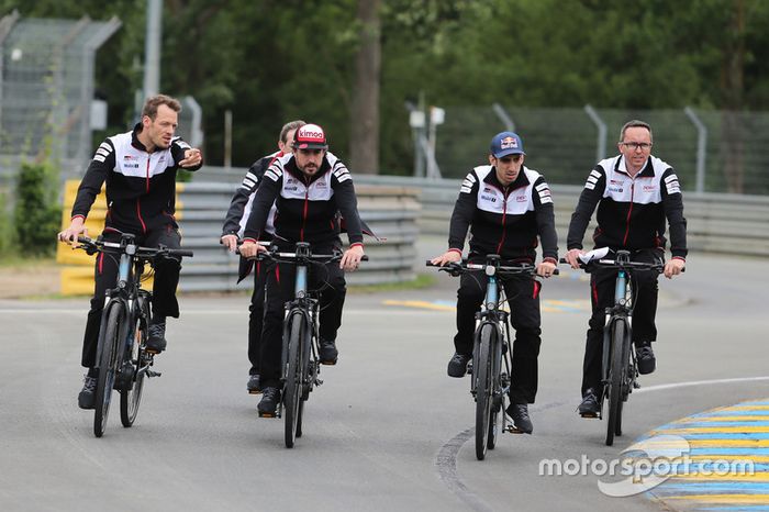 Alexander Wurz, Fernando Alonso, Sébastien Buemi, Toyota Gazoo Racing en bici por el circuito