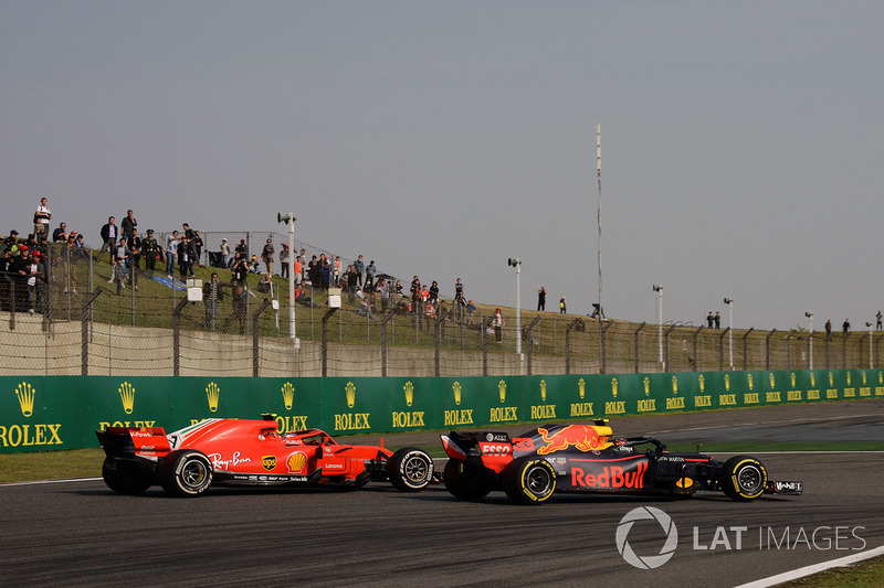 Max Verstappen, Red Bull Racing RB14 lotta con Kimi Raikkonen, Ferrari SF71H