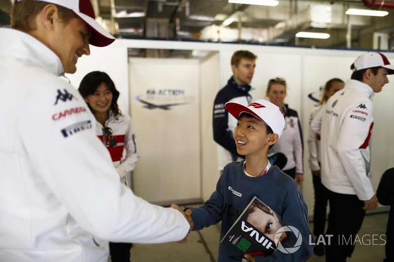 Marcus Ericsson, Sauber, incontra un giovane tifoso