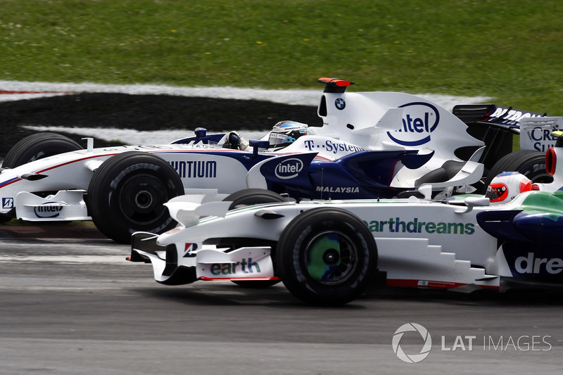 Nick Heidfeld, BMW Sauber F1.08, pasa por la parte interior de Rubens Barrichello, Honda RA108