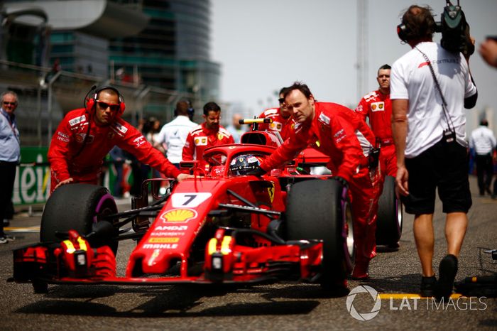 Kimi Raikkonen, Ferrari SF71H, arrives on the grid