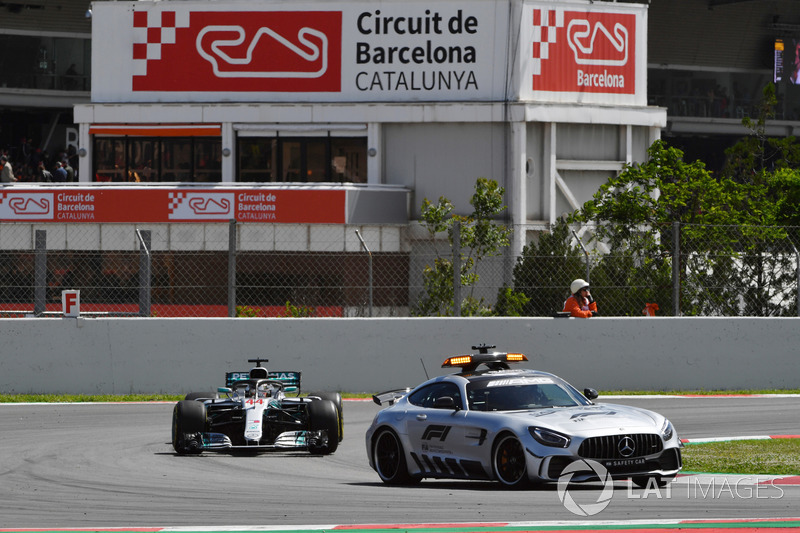 Safety car leads the field