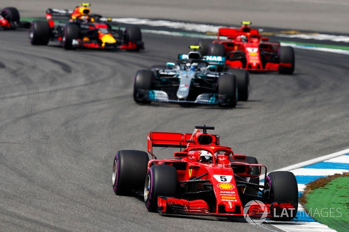 Sebastian Vettel, Ferrari SF71H, por delante de Valtteri Bottas, Mercedes AMG F1 W09, Kimi Raikkonen, Ferrari SF71H, and Max Verstappen, Red Bull Racing RB14