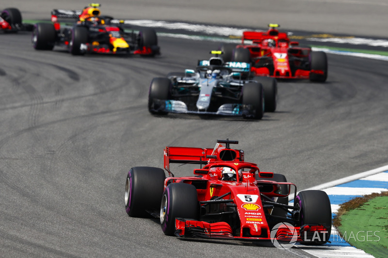 Sebastian Vettel, Ferrari SF71H, precede Valtteri Bottas, Mercedes AMG F1 W09, Kimi Raikkonen, Ferrari SF71H, e Max Verstappen, Red Bull Racing RB14
